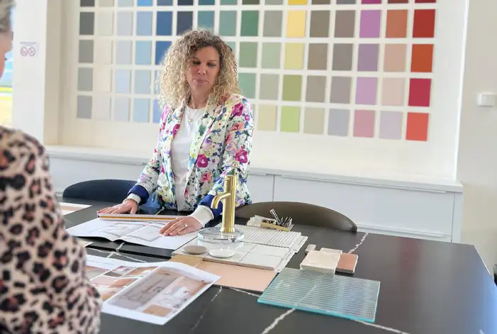 La décoratrice d'intérieur RGE 35 travaillant sur la future décoration d'une maison à Dinard