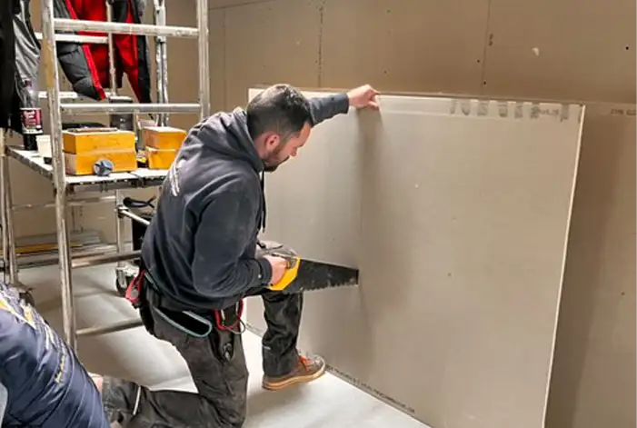 Plaquiste RGE 35 travaillant sur la rénovation d'une maison secondaire à Dinan