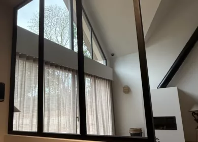 Rénovation et aménagement d'un salon cathédrale dans une maison sur la Côte d'Émeraude