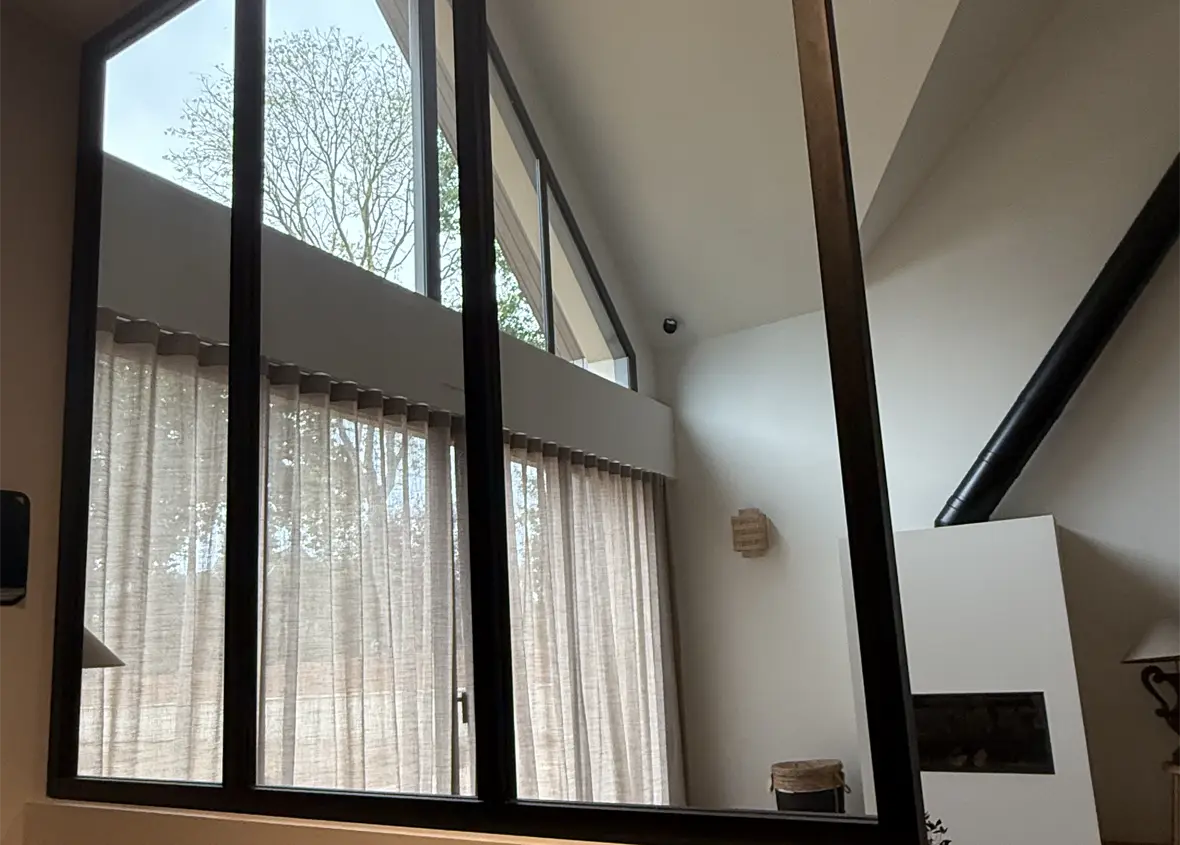 Rénovation et aménagement d'un salon cathédrale dans une maison sur la Côte d'Émeraude