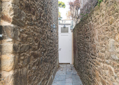 Rénovation de l'allée d'entrée d'une maison de caractère à Saint-Malo by RGE 35