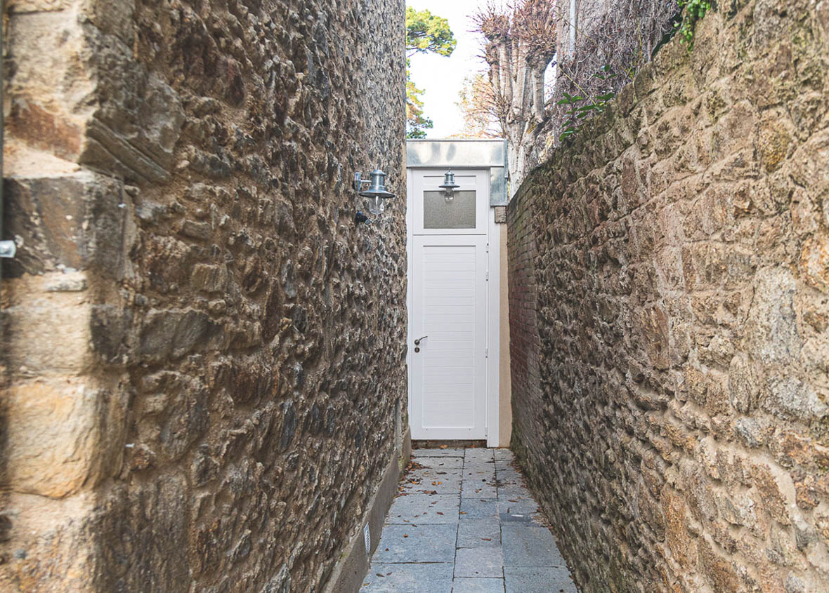 Rénovation de l'allée d'entrée d'une maison de caractère à Saint-Malo by RGE 35